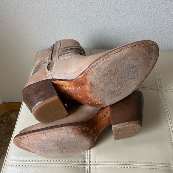 Lucchese Robyn hand-tooled feather booties in tan SMOOTH leather Size 7 - Picture 6 of 6